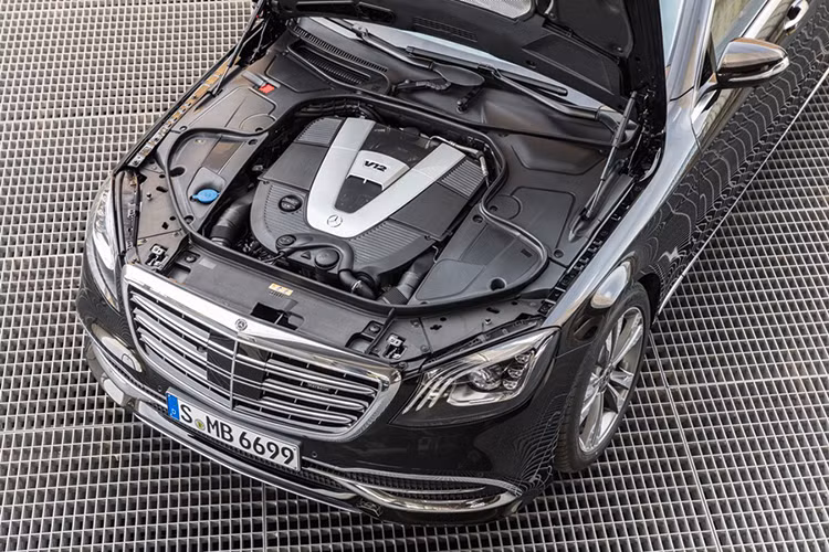 Ngoài ra, mẫu xe S-Class 2018 còn có cả tùy chọn động cơ xăng V6, tăng áp kép, với công suất tối đa 408 mã lực và mô-men xoắn cực đại 500 Nm. Phiên bản mạnh mẽ nhất của S-Class vẫn sẽ là Mercedes-AMG S65 với trang bị động cơ 6.0 V12 Bi Turbo tại thị trường Mỹ.