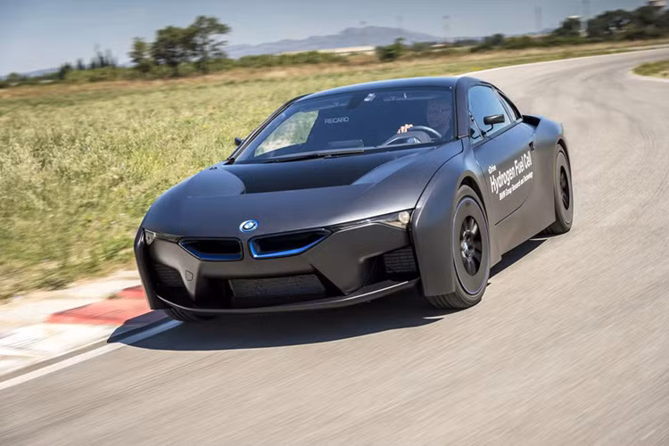 Là một mẫu xe thử nghiệm được phát triển dựa trên BMW i8, phiên bản chạy hydrogen được BMW mạnh dạn đầu tư hẳn một bộ khung làm từ sợi carbon.