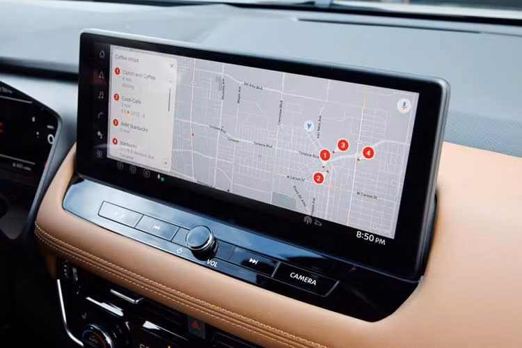 Đây là mẫu xe Nissan đầu tiên có hệ thống thông tin giải trí này. Nhờ đó, toàn bộ những thông tin từ tài khoản Google cá nhân của chủ xe như địa chỉ nhà, danh sách liên lạc đều được hiển thị trên màn hình thông tin giải trí mà không cần kết nối với điện thoại thông minh.