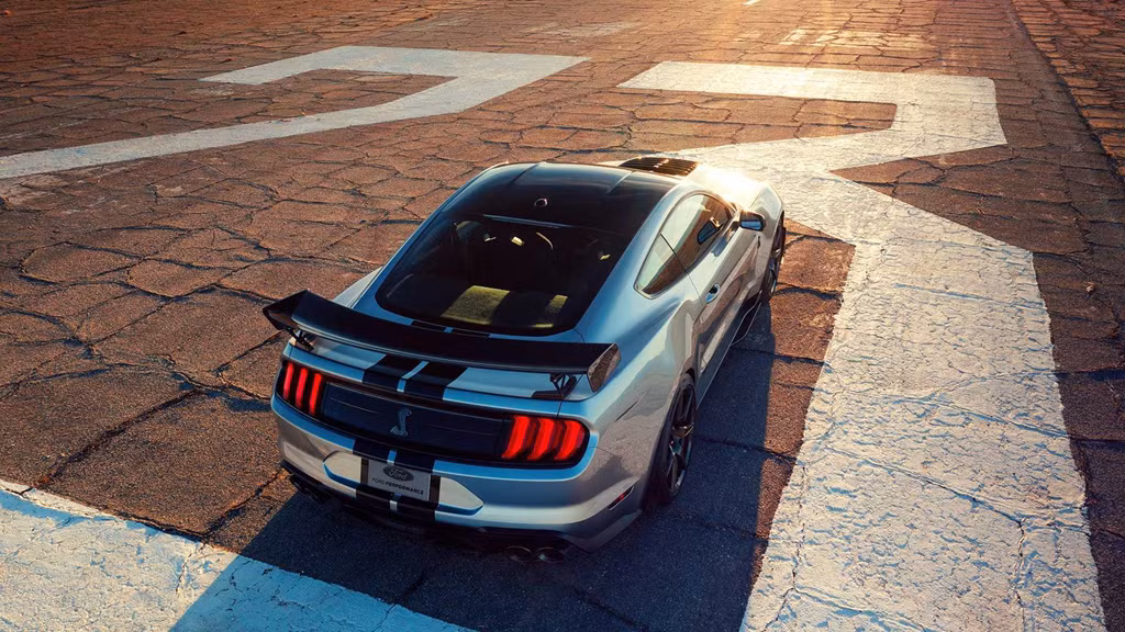 Với sức mạnh này, Mustang Shelby GT500 còn mạnh hơn những siêu xe đình đám hiện nay như Ferrari F8 Tributo, McLaren 720S và xấp xỉ Lamborghini Aventador SVJ.