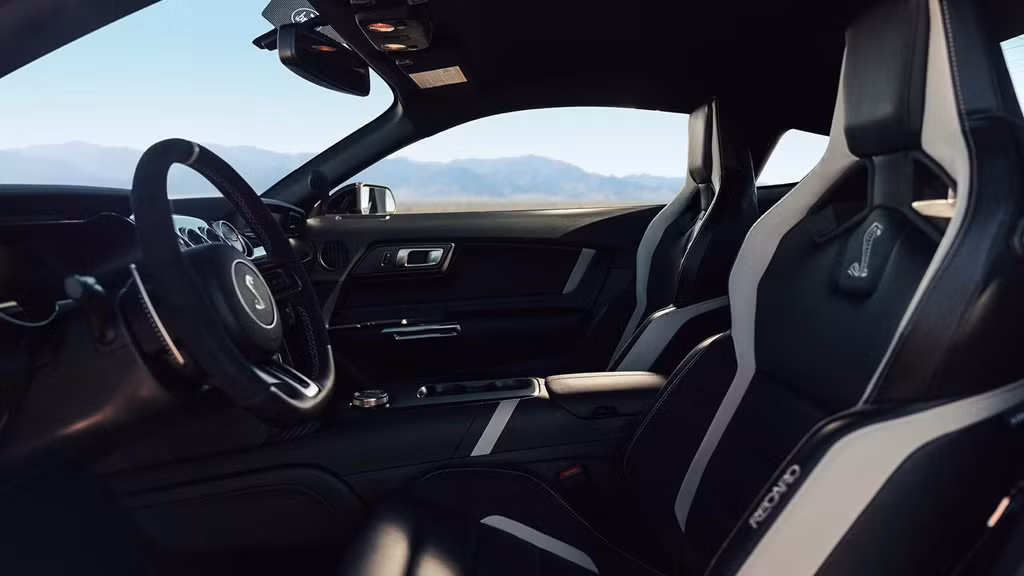 Bên trong xe, nội thất của Mustang Shelby GT500 2020 không có nhiều khác biệt so với đời trước. Trang bị nổi bật nhất là ghế thể thao của Recaro, các chân đạp bằng nhôm, vô-lăng thể thao và nhiều chi tiết bằng carbon. 