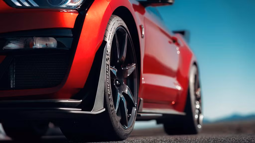 Ngoài sức mạnh khủng, Mustang Shelby GT500 còn sở hữu những trang bị mới để phù hợp với hiệu suất vận hành cao. Hệ thống treo trên xe được nâng cấp, kẹp phanh Brembo 6 piston đi kèm đĩa phanh kích thước lớn. 