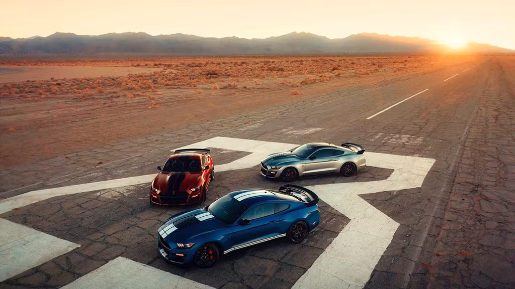 Ra mắt hồi tháng 1, Ford Mustang Shelby GT500 2020 gây ấn tượng mạnh mẽ bởi thiết kế cơ bắp cùng sức mạnh ngang siêu xe. Ở thời điểm đó, hãng xe Mỹ không công bố cụ thể sức mạnh của Mustang Shelby GT500, chỉ úp mở công suất xe nằm trong khoảng 700 mã lực.