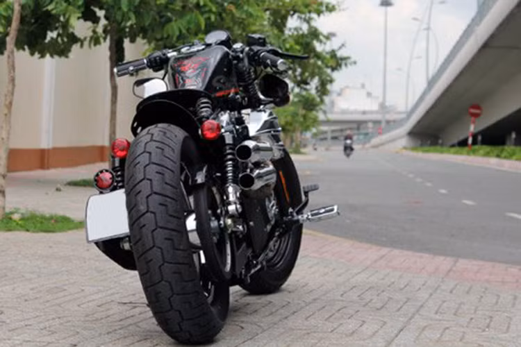 Nhằm thay đổi để tạo ra chiếc xe "không đụng hàng", hầu hết "đồ chơi" được chủ xe đặt hàng từ Mỹ, như bộ ốp skull cho các chi tiết trên xe, vè (chắn bùn) trước và sau, tay lái, bảo vệ đèn, cặp ống xả...
