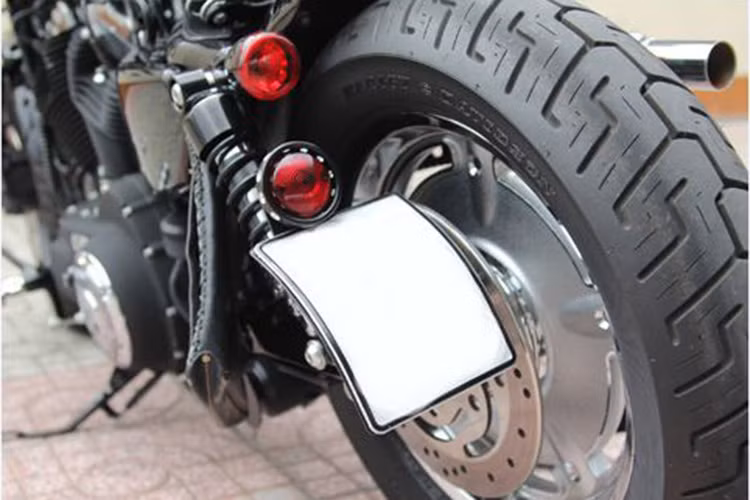 Đèn hậu được thiết kế với hai bóng đèn "quả nhót" treo bên phía phuộc trái sau xe, bên dưới là pad biển số thiết kế lệch đầy cá tính.