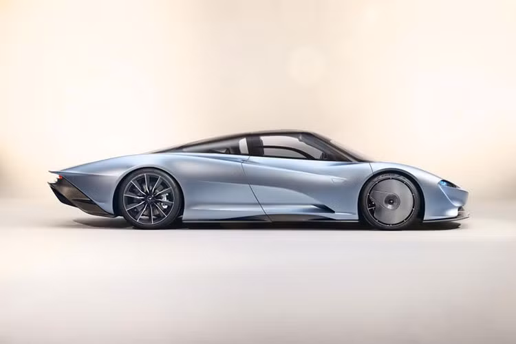 Chưa hết, nhu cầu tối thiểu hóa hệ số lực cản không khí đã khiến hãng McLaren trang bị phần đuôi xe kéo dài cho Speedtail mới. Mẫu siêu xe Hyper-GT mới của hãng McLaren sở hữu chiều dài 5.137 mm, nhỉnh hơn 549 mm so với đàn anh P1 và 600 mm so với đối thủ Bugatti Chiron.