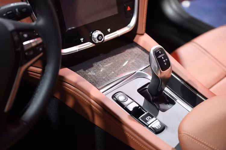 Xe sở hữu khá nhiều tiện ích và tính năng an toàn như hệ thống chống bó phanh ABS, phân bổ lực phanh điện tử EBD, hỗ trợ phanh khẩn cấp BA, hệ thống cân bằng điện tử ESC, kiểm soát lực kéo TCS, hỗ trợ khởi hành ngang dốc HSA, hệ thống hỗ trợ xuống đốc HDC, đèn báo phanh khẩn cấp ESS, cảm biến hỗ trợ đỗ xe trước và sau, cảnh báo điểm mù, camera lùi và hệ thống 6 túi khí.