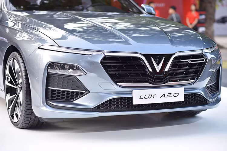 Tương tự như các mẫu sedan cao cấp khác, VinFast LUX A2.0 có nắp capo khá dài, các đường gân trên nắp capo mang đến cho phần đầu xe vẻ cứng cáp. Xe được trang bị lưới tản nhiệt lớn tạo nên bởi bộ nan màu tối, điểm nhấn ở đầu xe chính là logo chữ "V". Đèn pha của xe được bố trí thấp, đèn định vị và demi đều được ứng dụng công nghệ LED.