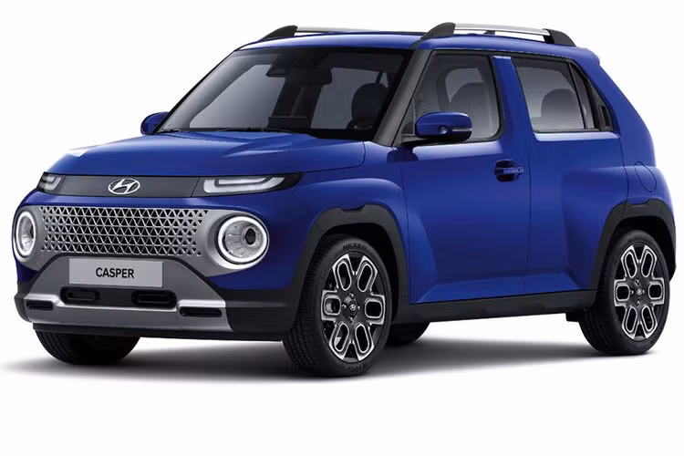 Thêm vào đó là nẹp bằng nhựa bao quanh thân xe, nắp ca-pô dập gân thể thao, chắn bùn vuông vức, baga nóc và gầm khá cao. Nhìn chung, tỷ lệ kích thước, cột A màu đen và kính cửa sổ bên sườn của Hyundai Casper 2022 đều khá giống với đối thủ trực tiếp Suzuki Ignis. 