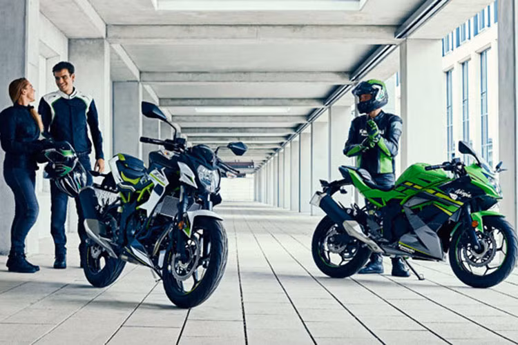 Sau nhiều lần hé lộ thông tin về hai mẫu xe 125cc mới, cuối cùng thì hãng xe môtô đình đám Nhật bản cũng đã chính thức ra mắt bộ đôi xe phân khối nhỏ Kawasaki Ninja 125 và Z125 2019 tại triển lãm Intermot 2018. 