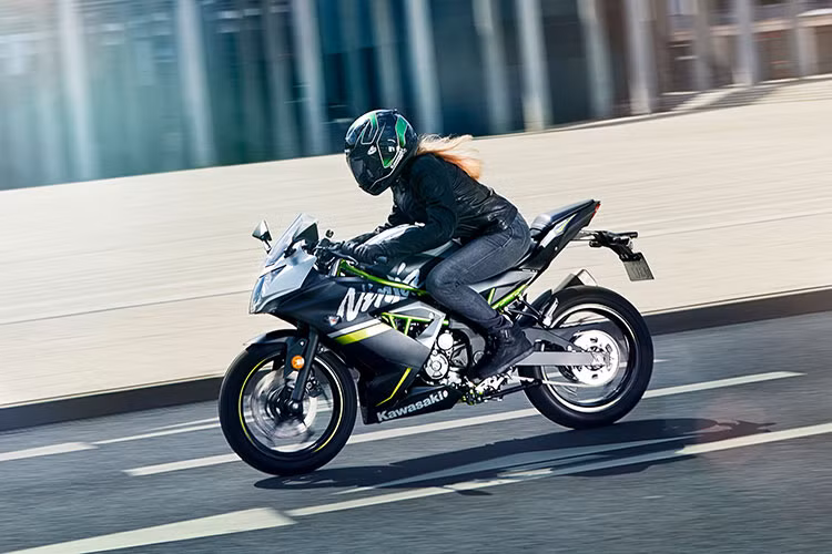 Ngược lại với "người anh em" của mình, Kawasaki Z125 mang ngoại hình của một chiếc naked bike bụi bặm và mạnh mẽ khi để lộ khung sườn và động cơ. Tay lái của xe cũng là loại tay lái rộng thay vì tay clip-on, giúp người dùng có tư thế ngồi thoải mái hơn.