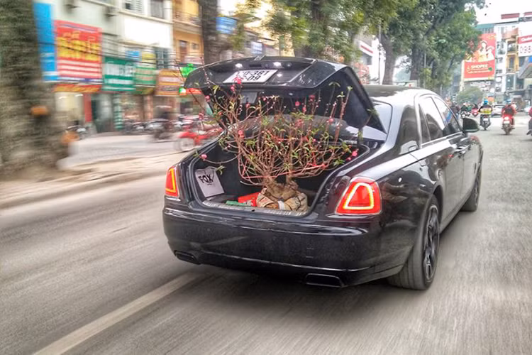 Chủ nhân chiếc Rolls-Royce Ghost chở đào Tết tại Hà Nội đã dùng chính mẫu xe siêu sang của mình để vận chuyển hoa đào này về. Đây là mẫu xe thuộc phiên bản Black Badge và tại thị trường Việt Nam tính đến thời điểm hiện tại, chỉ có độc nhất 1 chiếc Rolls-Royce Ghost Black Badge được đưa về nước.