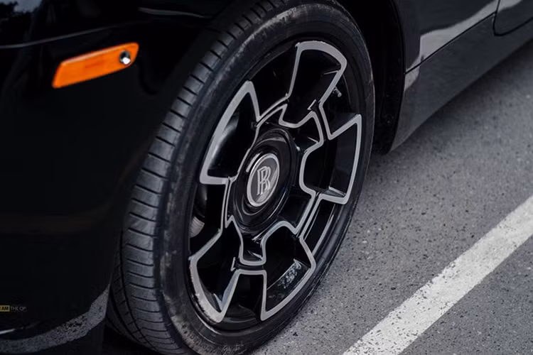 Bên trong khoang lái của những chiếc Rolls-Royce Ghost thuộc phiên bản Black Badge sẽ có nội thất 2 tông màu, riêng chiếc xe siêu sang Rolls-Royce Ghost Black Badge độc nhất Việt Nam có "nội y" 2 tông màu đối lập là trắng và đen. Chưa hết, bảng điều khiển trung tâm ốp sợi carbon kết hợp cùng 1 số chi tiết còn ốp gỗ.