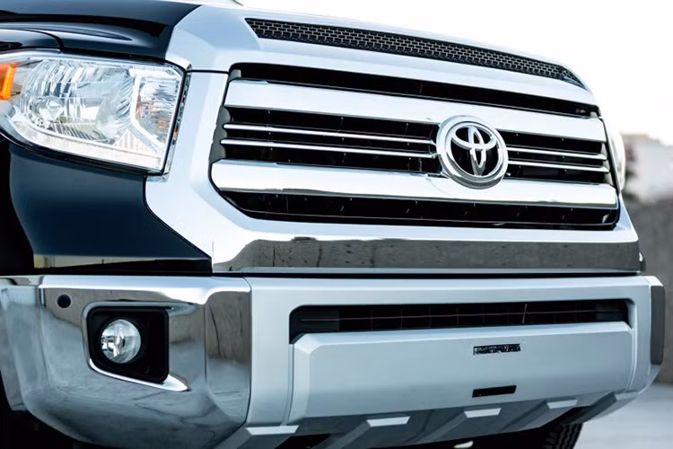 Toyota Tundrasine limousine sở hữu trọng lượng không tải lên đến 3.618 kg. Xe sở hữu phần đầu hầm hố với lưới tản nhiệt lớn, gầm trước cao cản trước to bản trang bị đèn pha lớn cho ánh sáng mạnh.