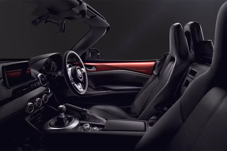 Ngoài khía cạnh động cơ, những thay đổi khác của xe mới là khá giới hạn nhưng nó có một vô lăng điều khiển tầm lái mới và màn hình hiển thị tranzito màng mỏng được cải tiến. Khách hàng sẽ có thể đặt hàng một mặt táp lô mềm màu nâu, một lớp da bọc nội thất màu rám nắng và la-zăng nhôm cỡ 16 inch với màu đen kim loại.