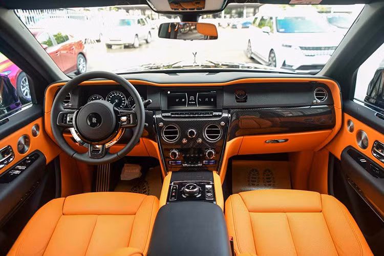 Cuối cùng, hãng xe siêu sang Rolls-Royce còn cải thiện sức mạnh cho chiếc SUV siêu sang Cullinan Black Badge 2024 so với bản tiêu chuẩn.