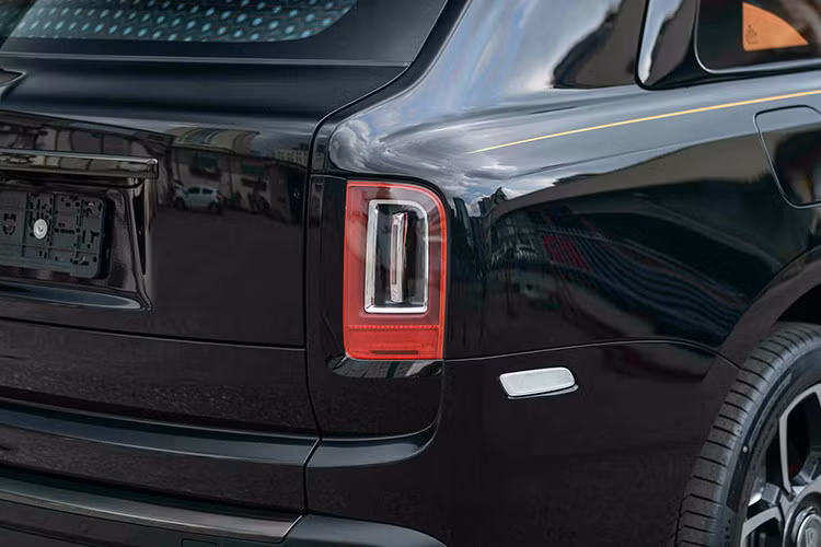 Ngoài ra, chiếc Rolls-Royce Cullinan Black Badge 2024 trong bài còn sở hữu thêm tùy chọn bộ mâm 5 chấu kép dạng nan hoa sơn 2 màu đối lập độc đáo. Đây là một trong các la-zăng thiết kế đẹp mắt nhất trên các dòng xe SUV hiện nay.