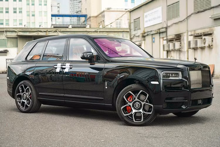 Mới đây, 1 chiếc SUV siêu sang Rolls-Royce Cullinan Black Badge 2024 mới 100%. Đây là xe mới khui công ở Việt Nam và lại được nhập ngoài, điều này chứng tỏ các công ty nhập khẩu tư nhân sẽ trở lại thị trường nhập siêu xe rất rộn ràng trong nửa cuối năm nay.