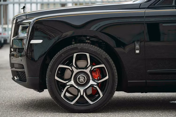 Mức giá xe Rolls-Royce Cullinan Black Badge 2024 nhập ngoài tại Hà Nội này chưa được tiết lộ, chỉ biết rằng, các xe đời trước có giá từ 23 tỷ đến 44 tỷ đồng, tùy theo tình trạng xe, và quan trọng, xe mang biển số trắng "nộp đủ thuế", hay các loại biển được giảm thuế như NG và CV.