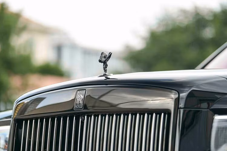 Black Badge là phiên bản thể thao hơn của Rolls-Royce Cullinan Series II. Do đó, bản này chia sẻ nhiều điểm chung với "bản thường", nhưng một vài chi tiết thay đổi mang lại cảm giác thể thao hơn. Màu sơn ngoại thất đen bóng, càng làm tăng thêm vẻ sang trọng quyền quý cho SUV siêu sang Rolls-Royce Cullinan Black Badge 2024.