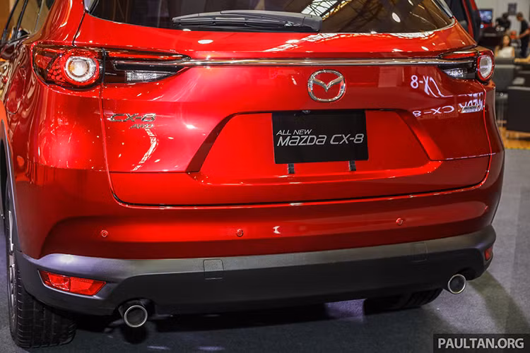 Nhìn chung cách bố trí mặt ca lăng và đèn pha không có nhiều khác biệt so với cả CX-5 và CX-9, hốc hút gió và cản trước được làm mới hoàn toàn khá lạ mắt. Phía đuôi xe, cụm đèn hậu vót nhọn thon gọn được nối liền bằng thanh nẹp crom sáng bóng. Phía dưới là dòng chữ tên xe - CX-8.
