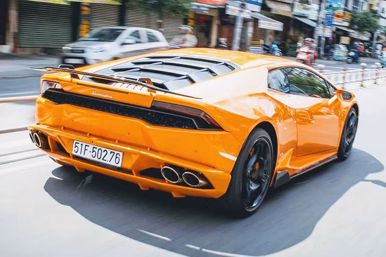 Lamborghini Huracan được trang bị động cơ V10, dung tích 5,2 lít, sản sinh công suất 610 mã lực tại 8.250 vòng/phút và mô-men xoắn cực đại 560 Nm tại 6.500 vòng/phút. Tuy nhiên trước đó, siêu xe này đã độ pô Capristo giúp nó tăng thêm 10 mã lực và mô-men xoắn cực đại 58,8 Nm.