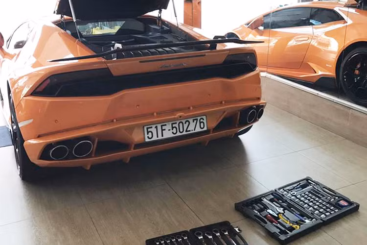 Mới đây, một chiếc Lamborghini Huracan màu cam rực tại Sài Gòn vừa được chủ nhân lên "đồ chơi" mới của hãng FI. Điều đáng nói, trước đó chiếc "siêu bò" đình đám tại Sài Gòn này cũng đã từng được chủ nhân trang bị ống xả độ Capristo trị giá hơn 200 triệu đồng vào năm 2016.