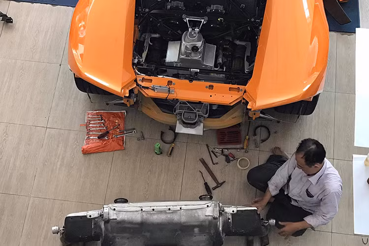 Ngoài ống xả độ FI mới này, chiếc Lamborghini Huracan này còn được trang bị body kit hàng hiệu Verona Edizione của hãng độ Vorsteiner. Gói độ này bao gồm các chi tiết làm từ sợi carbon như cánh lướt gió phía trước, bên hông và đuôi xe cỡ lớn với tổng trị giá 10.720 USD, tương đương khoảng 240 triệu đồng.
