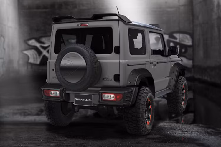 Mới đây, hãng Wald International của Nhật Bản lại tiếp tục tung ra Suzuki Jimny 2019 phiên bản độ mới mang tên Black Bison Edition. Tương tự 2 "đồng hương" Liberty Walk và DAMD, hãng độ Wald International cũng muốn biến Suzuki Jimny 2019 thành mẫu SUV hầm hố hơn.