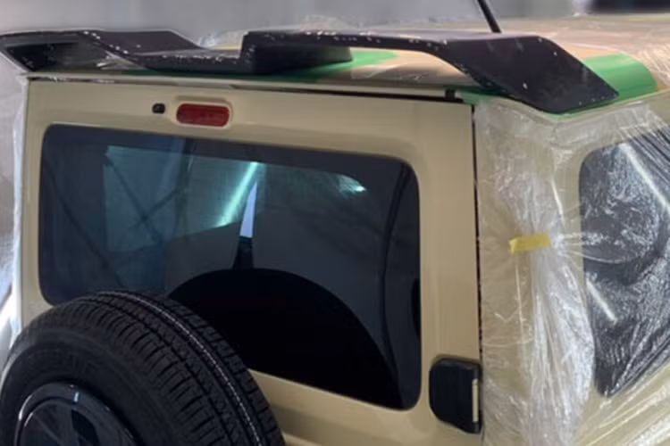 Trên nóc của Suzuki Jimny Black Bison Edition xuất hiện hệ thống đèn LED hướng về phía trước. Vòng ra đằng sau, chúng ta có thể bắt gặp cánh gió mui màu đen. Cuối cùng là màu sơn ngoại thất màu tối, càng làm tăng thêm vẻ thể thao và ấn tượng hơn cho mẫu SUV nhỏ bé này.