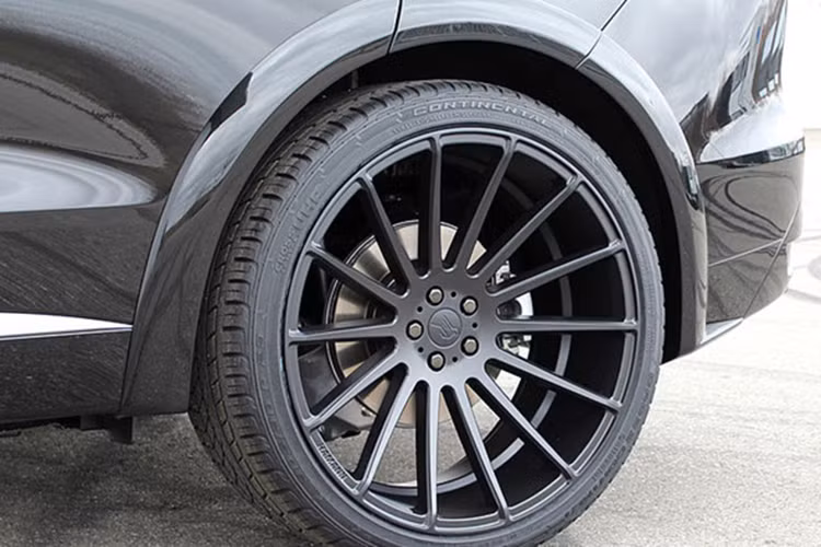 Với những dân chơi ưa thích động cơ diesel, Hamann cung cấp gói độ hiệu suất giúp tăng công suất tối đa động cơ từ 300 mã lực lên 340 mã lực và mô-men xoắn cực đại từ 700Nm lên 780Nm. Chưa hết, Hamann tiếp tục trang bị cho Jaugar F-Pace gói bodykit khí động học, giúp xe đạt hiệu suất vận hành tốt hơn và thêm chất "ngầu".