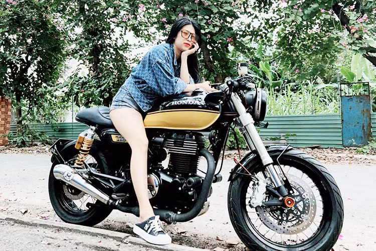 Vẫn giữ phong cách cổ điển nhưng chiếc xe môtô Honda CB350RS khác biệt so với mẫu xe anh em CB350 H’Ness nhờ một số chi tiết ngoại thất thể thao, cá tính. Cảm thấy chưa đủ với độ nguyên bản, nữ biker Ngọc Mai sinh năm 1998 tại TP HCM đã tìm đến garge môtô Tự Thanh Đa đễ chiếc xe của mình thêm đậm chất cá tính hơn.