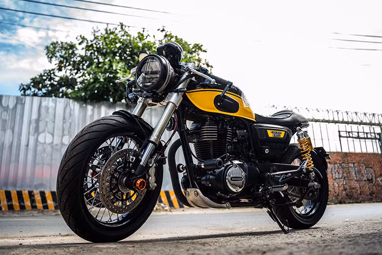 Chiếc Honda CB350RS độ cafe racer từ garage Tự Thanh Đa này được xem là bản full nhất tại Việt Nam tính đến thời điểm hiện tại. Xưởng độ nổi tiếng Tự Thanh Đa tại TP HCM đã thay đổi một số chi tiết tinh tế gọn gàng mạng lại sự sống động cho thiết kế của mẫu xe hoài cổ này.