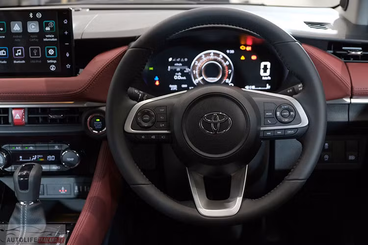 Nếu muốn sở hữu Toyota Vios 2023 với ghế bọc da thật pha da tổng hợp màu đỏ, khâu hình quả trám, mặt táp-lô, tapi cửa và cụm điều khiển trung tâm bọc da màu đỏ cũng như 6 loa Pioneer, khách hàng Thái Lan cần mua bản Premium Luxury cao cấp nhất.