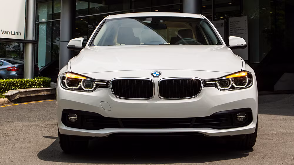 So với bản 320i tiêu chuẩn, mẫu BMW 320i bản đặc biệt 100 năm được Euro Auto trang bị thêm một số tiện nghi cao cấp, gia tăng giá trị sử dụng cho khách hàng, vốn được hãng hướng nhiều đến nhóm doanh nhân trẻ yêu thích BMW và phong cách thể thao.