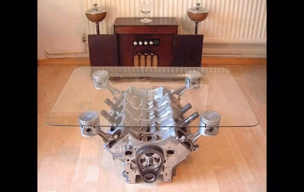 Động cơ V8 mạnh đến mức nào...? Khối động cơ V8 mạnh mẽ này lại an tọa trong hình ảnh chiếc bàn uống trà trong phòng khách.