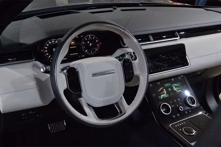 Range Rover Velar mới có giá 91.830 USD. Đây được xem là một mẫu xe thành công của nhà Land Rover khi được vinh danh ở nhiều giải thưởng quan trọng. Nội thất xe được chế tác tinh tế, khoang lái hiện đại với nhiều màn hình giải trí lớn và vô cùng thể thao.