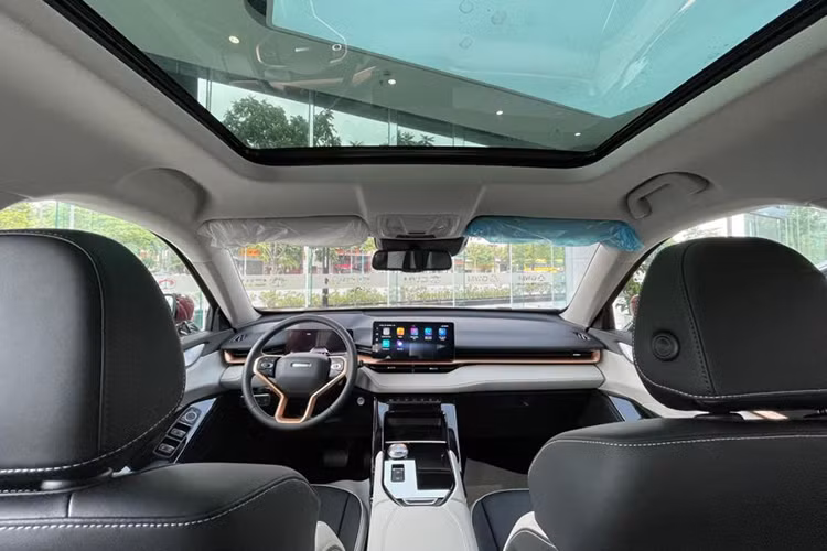 Ưu thế của Haval H6 Hybrid là động cơ hybrid mạnh mẽ và tiết kiệm nhiên liệu. Cụ thể, xe sử dụng động cơ xăng tăng áp 1.5L kết hợp motor điện, tổng công suất đạt 240 mã lực và mô-men xoắn cực đại 530 Nm.