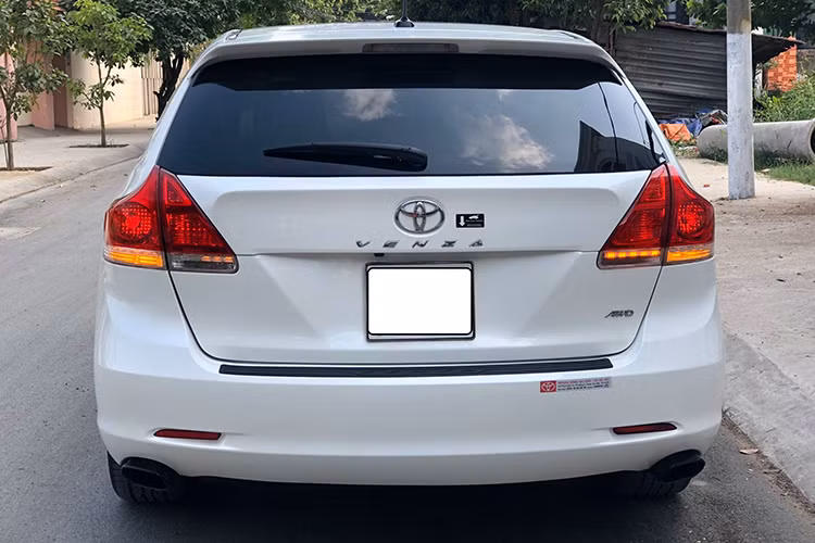 Xe sở hữu kích thước dài 4.800 mm, rộng 1.905 mm, cao 1.610 mm. Trục cơ sở dài 2.775 mm. Vành 19 inch có cảm biến áp suất lốp. Cốp sau mở điện. Đèn pha của mẫu xe Toyota Venza đời cũ này là bóng halogen. Đèn chiếu gần có thêm thấu kính. Venza còn có một phiên bản động cơ xăng 3.5L.