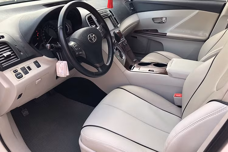 Bên trong xe là nội thất da màu kem. Bệ tỳ tay trung tâm và hai bên cửa được ốp nhựa bóng với vân giả carbon khá đẹp nhưng có khá nhiều vết xước nhỏ theo thời gian. Vô lăng đơn giản có một số phím chức năng. So với những chiếc xe hiện đại, Toyota Venza 2010 vẫn có đủ trang bị và tiện nghi để không tỏ ra lép vế mà thậm chí còn hơn thế nữa.