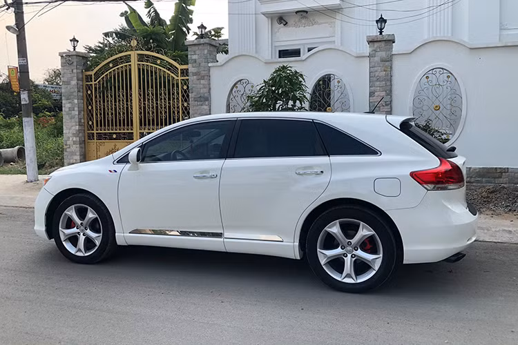 Thời điểm 2010, với giá xe Toyota Venza quanh 70.000 USD hay thậm chí cao hơn 5.000 – 7.000 USD cho bản 3.5L đầy đủ trang bị (full option), Venza trở thành lựa chọn nâng đời đáng cân nhắc từ Camry. Những chiếc Camry 2.4L nhập từ Mỹ lúc đó có giá khoảng 50.000 USD, còn bản 3.5L có thể lên đến gần 70.000 USD.