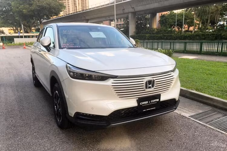Thân xe phong cách coupe hóa đã được Honda ứng dụng trên HR-V đời mới mang đến cái nhìn trẻ trung và thể thao hơn cho mẫu SUV này. Bộ mâm xe 18 inch 5 chấu kép, vòm bánh xe được sơn đen chứ không phải ốp nhựa giúp cho HR-V trở nên sang trọng hơn. Gương chiếu hậu giờ đây cũng được đặt dưới cửa xe để giúp mở rộng ô thoáng mang đến tầm quan sát tốt hơn cho người lái.