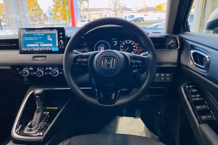 Honda HR-V 2022 cũng được trang bị phanh tay điện tử. Nếu chi tiết này giữ nguyên khi về Việt Nam thì đây sẽ là chiếc xe duy nhất trong phân khúc có phanh tay điện tử. Vô-lăng D-Cut bọc da kết hợp chi tiết nhựa đen bóng tạo điểm nhấn, cùng với đó là loạt phím bấm chức năng trong gói công nghệ an toàn cao cấp được tích hợp trên vô-lăng HR-V.