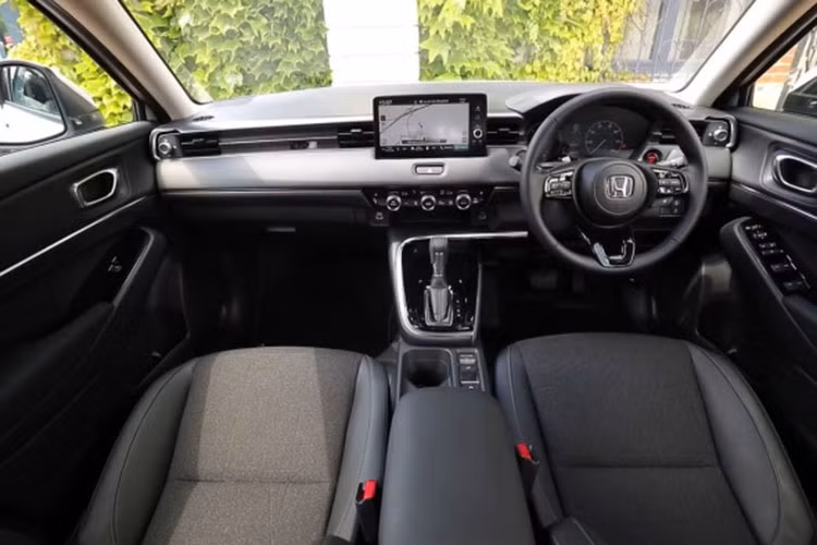 Honda đã cải tiến triệt để cho HR-V ngay cả khoang nội thất, bạn sẽ không thể nhìn thất bất cứ chi tiết nào vương vấn từ đời cũ. Ấn tương nhất là màn hình đặt nổi đầu tiên của Honda ứng dụng trên xe của mình, tích hợp hệ thống Honda CONNECT và khả năng kết nối Apple CarPlay/Android Auto... Ngay bên dưới, hệ thống điều hòa dạng phím xoay giống hệt City, Civic mới và cửa gió điều hòa cũng có thiết kế hiện đại hơn.