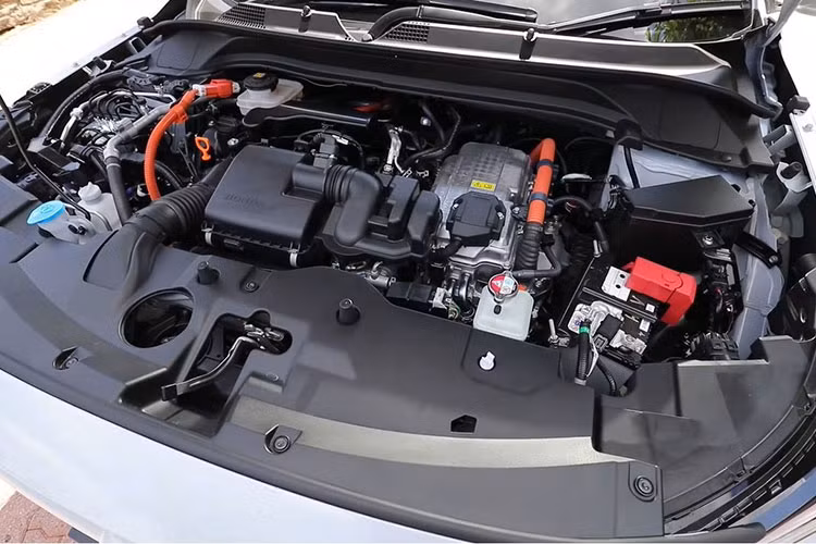Xe sẽ sử dụng động cơ hybrid gồm máy xăng I4, dung tích 1.4L hút khí tự nhiên kết hợp cùng 1 động cơ điện cho cầu sau. Cụ thể, máy xăng cho công suất tối đa 96 mã lực và mô-men xoắn 132Nm, mô tơ điện tạo ra 106 mã lực và 254Nm mô-men xoắn, đi kèm hộp số tự động vô cấp CVT và hệ dẫn động cầu trước hoặc 4 bánh toàn thời gian tùy chọn. 
