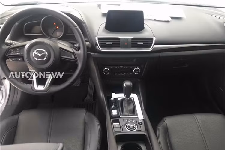 Động cơ của mẫu xe Mazda3 phiên bản 2018 dung tích 2.0L cho công suất tối đa 153hp tại 6000 v/p và mô-men xoắn tối đa 200Nm tại 4000 v/p. Đi kèm là hộp số tự động 6 cấp hoạt động êm ái và tiệm nhiên liệu.