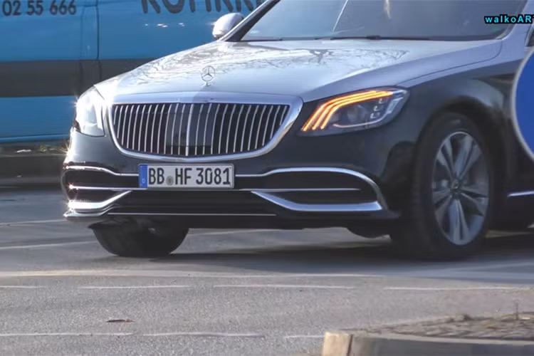 Mercedes-Maybach S-Class 2019 sẽ được bán với 2 phiên bản là S560 4MATIC và S650. Trong đó, phiên bản S560 4MATIC được trang bị động cơ V8 4.0 L tăng áp kép mạnh 463 mã lực và mô men xoắn cực đại 700 Nm, kết hợp với hệ dẫn động 4 bánh 4MATIC. Xe có thời gian tăng tốc từ 0 lên 100 km/h chỉ trong 4,8 giây. 