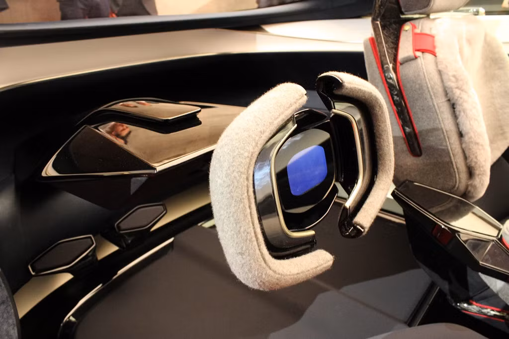 Hướng đến tương lai nên Lagonda Vision có khả năng tự lái ở cấp độ 4 - có thể tự lái hoàn toàn trong điều kiện bình thường. Bên cạnh đó, vô-lăng của chiếc xe có khả năng chuyển đổi linh hoạt từ tay lái thuận sang nghịch. Ở chế độ tự lái, Lagonda Vision có khả năng kết nối với thế giới bên ngoài và truy cập các dịch vụ cho giới thượng lưu.