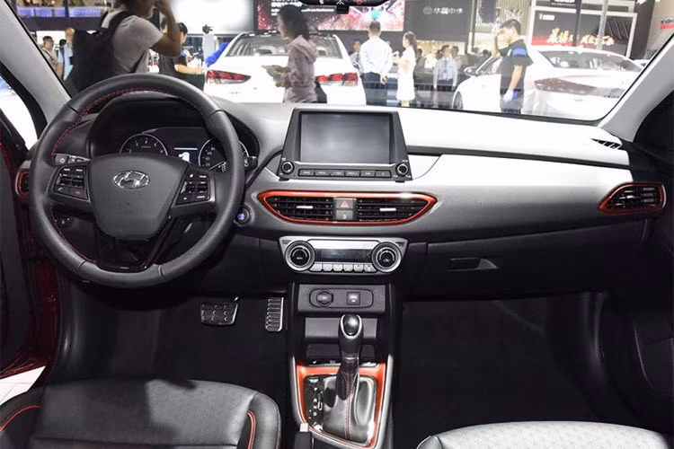 Bên trong Celesta Wagon, người lái được chào đón bằng không gian nội thất theo phong cách của Hyundai Elantra phiên bản hiện tại. Nội thất của chiếc Hyundai Celesta Wagon trong triển lãm ôtô Thành Đô 2018 được phủ bằng tông màu đen chủ đạo. Nổi bật trên nền đen là những chi tiết màu đỏ tương phản.