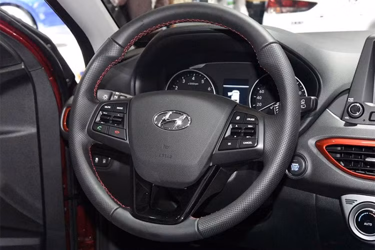 Vô lăng của xe được thiết kế đa chức năng 3 chấu, ghế lái chỉnh điện 8 hướng cùng hệ thống thông tin giải trí với màn hình 8 inch, tương thích Apple CarPlay và Baidu CarLife mang đến vẻ trẻ trung cho nội thất của Hyundai Celesta Wagon. Thêm vào đó là cửa gió điều hòa hàng ghế sau để tạo sự thoải mái cho hành khách.